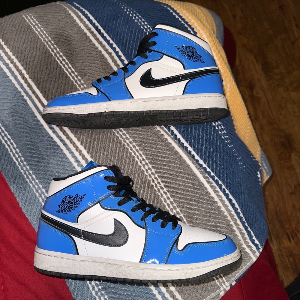 Air Jordan 1 Mid Signal Blue (GS)